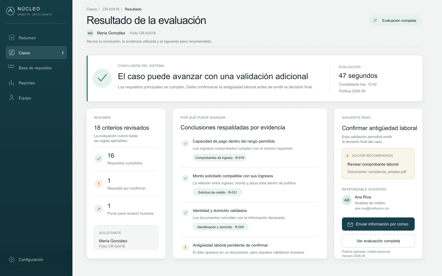 Resultado explicado de la evaluación de crédito con evidencia y siguiente acción